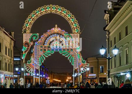 Kazan, Russie - 1 janvier 2013 : illuminations festives de Noël et du nouvel an. Personnes marchant le long de la rue piétonne touristique Bauman. Banque D'Images