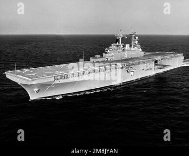 Une vue aérienne de l'arc du port (à 45 degrés de l'axe central) du navire d'assaut amphibie USS BOXER (LHD-4) en cours pendant les essais en mer. Base: USS Boxer @@(LHD 4) pays: Golfe du Mexique Banque D'Images