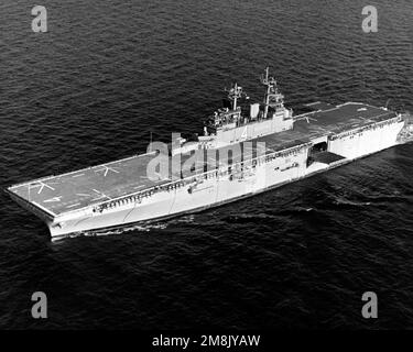 Une vue aérienne de l'arc-en-ciel oblique du navire d'assaut amphibie USS BOXER (LHD-4) en cours pendant les essais en mer. Base: USS Boxer @@(LHD 4) pays: Golfe du Mexique Banque D'Images