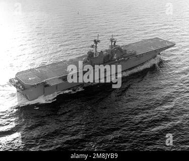 Une vue aérienne en étoile oblique du navire d'assaut amphibie USS BOXER (LHD-4) en cours pendant les essais en mer. Base: USS Boxer @@(LHD 4) pays: Golfe du Mexique Banque D'Images