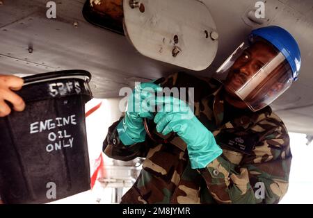 PERSONNEL SGT. Kevin McNeill, chef d'équipage de la Fighter Wing Wing 52nd, Spangdahlem AB, Allemagne, se prépare à vidanger l'huile moteur de son avion de chasse F-15 Eagle pendant la maintenance post-vol. (Date exacte inconnue). Objet opération/série: WILLIAM TELL '94 base: Tyndall Air Force base État: Floride (FL) pays: États-Unis d'Amérique (USA) Banque D'Images