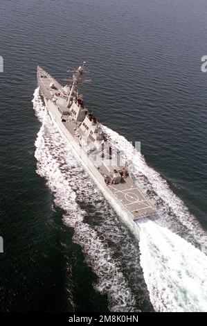 Vue oblique du quart du port aérien du destroyer de missile guidé USS BARRY (DDG-52) en cours à grande vitesse dans le cadre du groupement tactique DE GEORGE WASHINGTON (CVN-73). Sujet opération/série: GUERRIER VIGILANT pays: Inconnu Banque D'Images