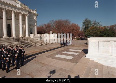 Soldats des États-Unis La troisième infanterie de l'armée, la vieille garde, marche en formation pour prendre leur poste autour de la tombe des inconnus pendant les cérémonies de la fête des anciens combattants. Base: Cimetière national d'Arlington État: Virginie (va) pays: Etats-Unis d'Amérique (USA) Banque D'Images