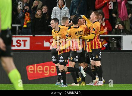 Les joueurs de KV Mechelen photographiés fêtent après avoir marqué un but lors d'un match de football entre KV Mechelen et KV Oostende lors du match 20th de la saison 2022-2023 de la Jupiler Pro League , le samedi 14 janvier 2023 à Mechelen , Belgique . PHOTO SPORTPIX | David Catry crédit: David Catry/Alay Live News Banque D'Images