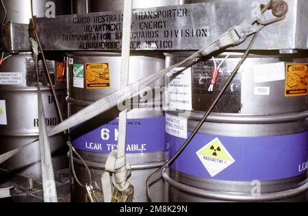 Vue rapprochée des canisters de matières radioactives qui s'enferment à bord de l'avion après leur arrivée aux États-Unis. Objet opération/série: PHOENIX SAPPHIRE '95 base: Dover Air Force base État: Delaware (DE) pays: États-Unis d'Amérique (USA) Banque D'Images