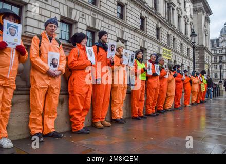 Londres, Angleterre, Royaume-Uni. 14th janvier 2023. Les manifestants tiennent des photos de prisonniers de Guantanamo sur la place du Parlement. Les militants qui portaient des procès-emmêlés de prison orange ont défilé à Westminster en appelant à la fermeture du camp de détention de Guantanamo Bay. 11 janvier a marqué l'anniversaire de 21st depuis l'ouverture de la prison controversée. (Credit image: © Vuk Valcic/ZUMA Press Wire) USAGE ÉDITORIAL SEULEMENT! Non destiné À un usage commercial ! Crédit : ZUMA Press, Inc./Alay Live News Banque D'Images