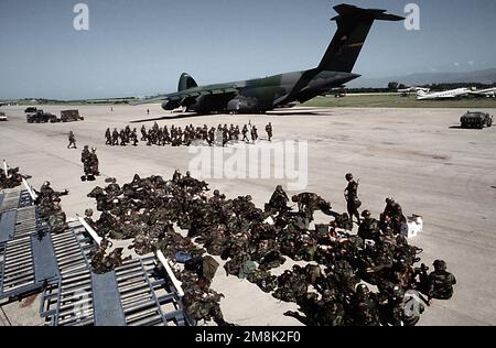 Un Galaxy C-5 de l'USAF est stationné sur la piste de Port-au-Prince, en Haïti, après le déchargement des soldats de l'armée américaine. D'après L'article de décembre 1994 du MAGAZINE AIRMAN, 'les missions augmentent dans le monde - Ops Tempo: Cap-Haïtien Operations'. Base: Port-au-Prince IAP pays: Haïti (HTI) Banque D'Images
