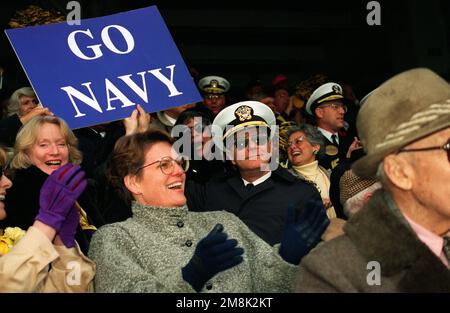 LE CHEF des opérations navales, l'amiral Jeremy M. Boorda, est assis dans les tribunes du match annuel de football de l'Armée de terre et de la Marine au Veteran's Stadium. Base: Philadelphie État: Pennsylvanie (PA) pays: Etats-Unis d'Amérique (USA) Banque D'Images