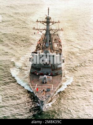 Une vue oblique de proue du destroyer de missile guidé USS PAUL HAMILTON (DDG-60) est en cours. Base: USS Paul Hamilton pays: Océan Atlantique (AOC) Banque D'Images