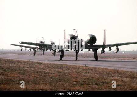 Deux Thunderbolts A-10 de la Garde nationale aérienne de 110th, Battle Creek (Michigan), en taxi sur la piste pour une mission. Objet opération/série: BASE DE VOL DE DENY: Base aérienne d'Aviano État: Pordenone pays: Italie (ITA) Banque D'Images