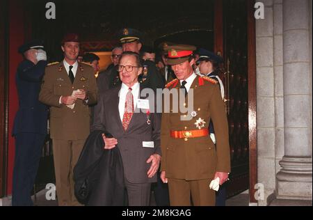 Le prince héritier Philippe de Belgique, l'ambassadeur du Luxembourg, et le prince Henri de Luxembourg quittent les services de l'église pour honorer ceux qui ont été perdus à la bataille des Ardennes il y a 50 ans. Base: Scott Air Force base État: Illinois (il) pays: États-Unis d'Amérique (USA) Banque D'Images