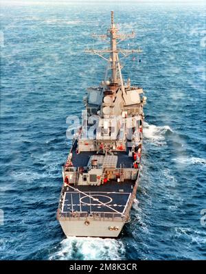 Une vue de poutrelle oblique élevée du destroyer de missile guidé USS PAUL HAMILTON (DDG-60) en cours. Base: USS Paul Hamilton pays: Océan Atlantique (AOC) Banque D'Images