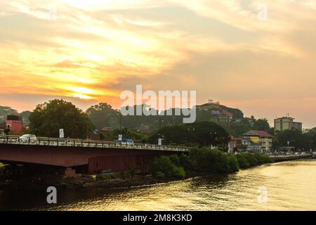 Panaji Goa Inde oct 22 2022: Croisière au coucher du soleil vue du pont Atal Setu et des activités dans la rivière Mandovi y compris les casinos de la rivière à Goa Banque D'Images