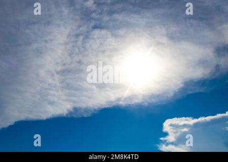 Le soleil sort de l'arrière-plan des nuages avec ciel bleu à Playa del Carmen Quintana Roo Mexique. Banque D'Images