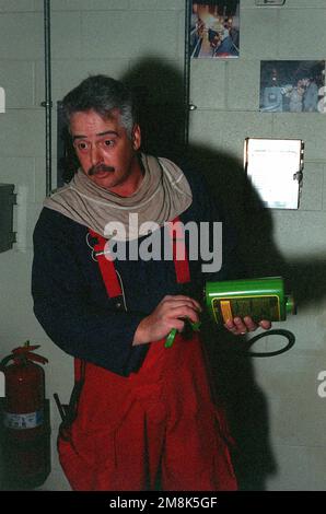 Machinist Mate First Class (MM1) Pex montre comment placer correctement une cartouche d'OBA dans l'appareil respiratoire à oxygène (OBA) pendant la formation de recyclage. Base: O'Kane STF, San Diego État: Californie (CA) pays: Etats-Unis d'Amérique (USA) Banque D'Images
