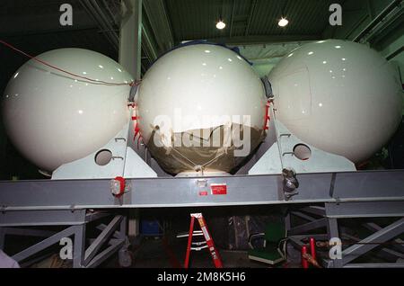 Trois sphères de personnel dans l'entreposage pour utilisation sur le véhicule DE sauvetage DE LA PROFONDEUR MYSTIC (DSRV-1). Base: Naval Air Station, North Island État: Californie (CA) pays: Etats-Unis d'Amérique (USA) Banque D'Images