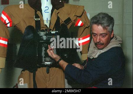 La PhHelix de première classe de contrainte de machiniste (MM1) montre comment placer correctement un absorbeur d'oxygène dissous dans l'appareil respiratoire à oxygène (OBA) pendant la formation de recyclage. Base: O'Kane STF, San Diego État: Californie (CA) pays: Etats-Unis d'Amérique (USA) Banque D'Images