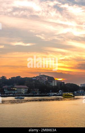 Panaji Goa Inde oct 22 2022: Croisière au coucher du soleil vue du pont Atal Setu et des activités dans la rivière Mandovi y compris les casinos de la rivière à Goa Banque D'Images
