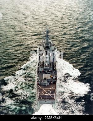 Vue aérienne en poupe oblique élevée du destroyer de missile guidé USS Russell (DDG-59) en cours pendant les essais en mer des constructeurs. Pays: Golfe du Mexique Banque D'Images