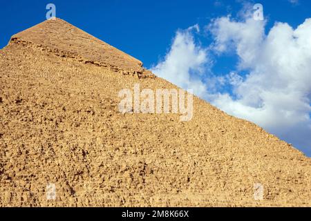 Le sommet de la pyramide de Khafre ou de Chephren est le deuxième plus grand et le deuxième plus grand des 3 anciennes pyramides égyptiennes de Gizeh et le tombeau de la Banque D'Images