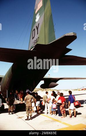 Les migrants cubains se font la queue pour monter à bord de l'un des deux États-Unis Avion C-130 de la Force aérienne qui les emportera à Miami, en Floride Ces migrants ont eu accès aux États-Unis. Objet opération/série: SIGNAL DE MER base V: Guantanamo Bay pays: Cuba (CUB) Banque D'Images