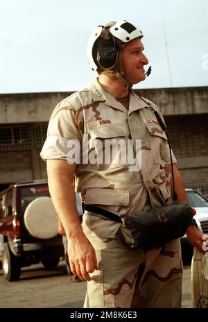LT. GÉN. Anthony Zinni, commandant de la Force opérationnelle combinée, US Marine corps, attend un hélicoptère à l'aéroport international de moi. LT. GÉN. Zinni est à Mombasa pour être informé des progrès des forces américaines qui apportent du personnel, du matériel et de l'équipement pour soutenir l'opération qui est le retrait des soldats de la paix des Nations Unies de Mogadiscio, en Somalie. Objet opération/série : BASE UNITED SHIELD : aéroport international de Mombasa pays : Kenya (KEN) Banque D'Images
