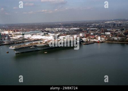 Vue aérienne de l'avant-port du porte-avions NUCLÉAIRE JOHN STENNIS (CVN-74) à l'embarcadère d'aménagement de Newport News Shipbuilding et Dry Dock Corporation. La commission du STENNIS est prévue pour novembre de cette année. Base: Newport News État: Virginie (va) pays: Etats-Unis d'Amérique (USA) Banque D'Images