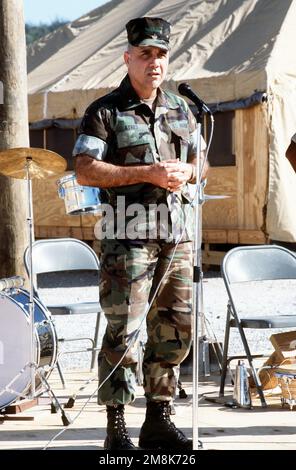 Brig. GÉN. Raymond P. Ayers, Marine corps des États-Unis, commente l'inauguration des nouveaux bâtiments scolaires. L'école a été construite par le personnel de la Force opérationnelle interarmées 160 avec l'aide des migrants cubains. Les élèves migrants pourront étudier une variété de sujets, y compris l'anglais comme langue seconde. Objet opération/série: BASE DE SIGNAL MARITIME: Guantanamo Bay pays: Cuba (CUB) Banque D'Images