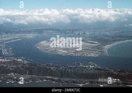 Vue aérienne oblique haute regardant vers le sud-est (format horizontal) des principales installations navales situées autour de la ville de San Diego montrant la base sous-marine navale de Ballast point située sur point Loma (premier plan) et le vaste complexe de la base aérienne navale de North Island adjacent à la ville de Coronado. Base: San Diego État: Californie (CA) pays: Etats-Unis d'Amérique (USA) Banque D'Images