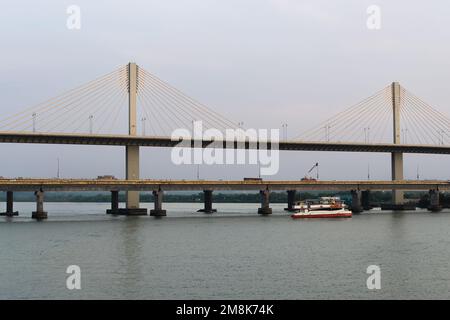 Panaji Goa Inde oct 22 2022: Croisière au coucher du soleil vue du pont Atal Setu et des activités dans la rivière Mandovi y compris les casinos de la rivière à Goa Banque D'Images