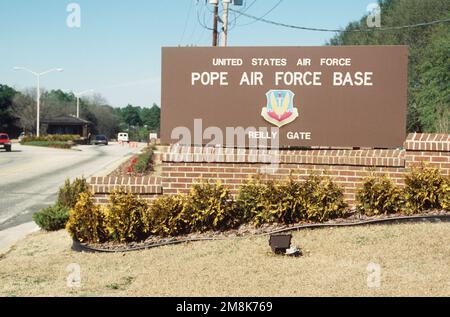 Vue rapprochée de l'affiche de base à la porte d'entrée. Base: Pope Air Force base Etat: Caroline du Nord (NC) pays: Etats-Unis d'Amérique (USA) Banque D'Images