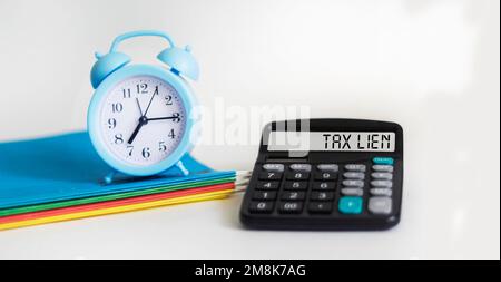 PRIVILÈGE FISCAL. fond blanc sur l'écran de la calculatrice Banque D'Images