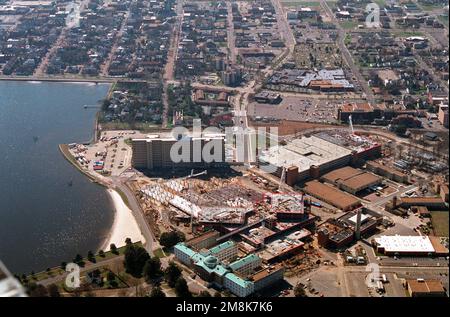 Vue aérienne du complexe de l'hôpital naval de Portsmouth. En bas à droite se trouve l'ancien hôpital original maintenant utilisé pour la pédiatrie. Au-dessus de cela est la construction pour la nouvelle extension et au-dessus qui est le nouvel hôpital. Le grand bâtiment à droite est le nouveau garage de stationnement. Base: Portsmouth État: Virginie (va) pays: Etats-Unis d'Amérique (USA) Banque D'Images