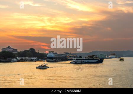Panaji Goa Inde oct 22 2022: Croisière au coucher du soleil vue du pont Atal Setu et des activités dans la rivière Mandovi y compris les casinos de la rivière à Goa Banque D'Images