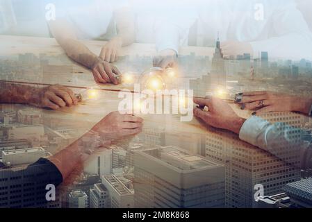 Travail d'équipe et réflexion avec des hommes d'affaires qui partagent une idée Banque D'Images