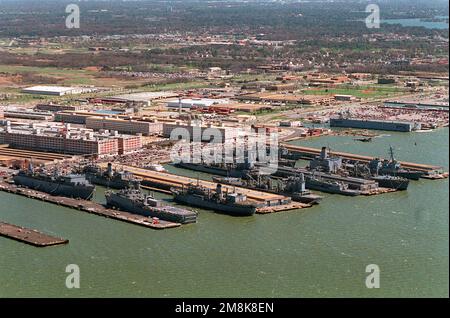Vue aérienne d'une partie de la base navale de Norfolk montrant les jetées deux, trois, quatre et cinq. Divers navires de guerre et auxiliaires de la Marine américaine sont liés. Le grand complexe de bâtiments à gauche est le Navy Supply Centre. Base: Hampton roadstead État: Virginie (va) pays: Etats-Unis d'Amérique (USA) Banque D'Images