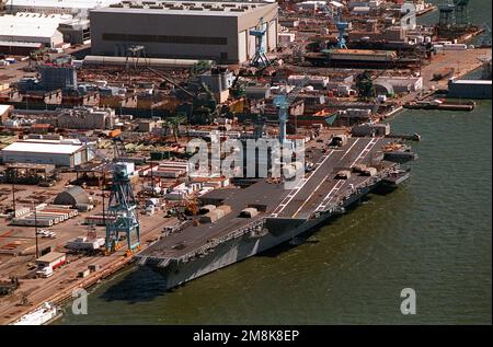 Une vue aérienne du porte-avions à propulsion nucléaire USS ENTERPRISE (CVN-65) a été arrimée à Newport News Shipbuilding et à Drydock Corporation pour une remise en état après une révision de 44 mois qui comprenait l'enregistrement des réacteurs droits du navire. Base: Newport News État: Virginie (va) pays: Etats-Unis d'Amérique (USA) Banque D'Images