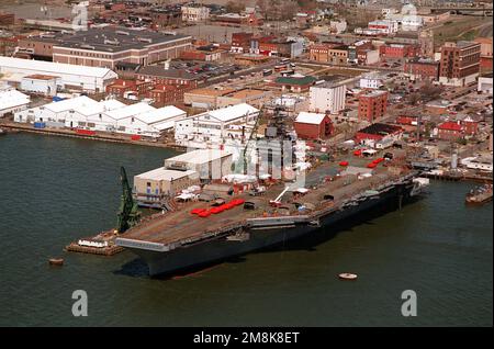 Vue aérienne en arc de port du porte-avions À propulsion nucléaire JOHN C. STENNIS (CVN-74) comme quai d'aménagement à Newport News Shipbuilding et à Drydock Corporation sur la rivière James. Les chariots orange sur le pont sont des lits d'essai catapulte et sont tirés d'essai des catapultes pour simuler le poids de l'avion. Base: Newport News État: Virginie (va) pays: Etats-Unis d'Amérique (USA) Banque D'Images