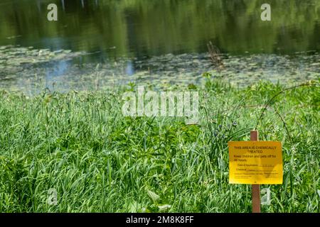 Little Canada; Minnesota. Parc Gervais. Mauvaises herbes envahissantes traitées chimiquement dans le parc local. Affiche indiquant de garder les enfants et les animaux de compagnie hors tension pendant 48 heures. Banque D'Images