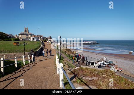 Chemin allant à la ville de Cromer avec jetée et touristes. Banque D'Images