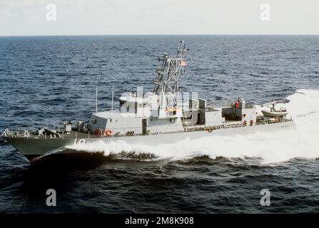 Une vue de l'avant-port du bateau de patrouille côtière USS FIREBOLT (PC-10) en cours au large de Key West, Floride en route vers les navires New homeport à la base navale amphibie de Little Creek, Virginie Pays: Océan Atlantique (AOC) Banque D'Images