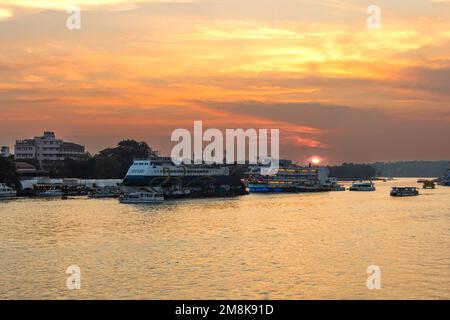 Panaji Goa Inde oct 22 2022: Croisière au coucher du soleil vue du pont Atal Setu et des activités dans la rivière Mandovi y compris les casinos de la rivière à Goa Banque D'Images