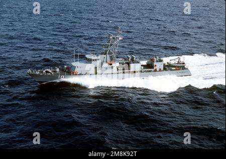 Une vue de l'avant-port du bateau de patrouille côtière USS FIREBOLT (PC-10) en cours au large de Key West, Floride en route vers les navires nouveau homeport de Little Creek base navale amphibie, Virginie Pays: Océan Atlantique (AOC) Banque D'Images