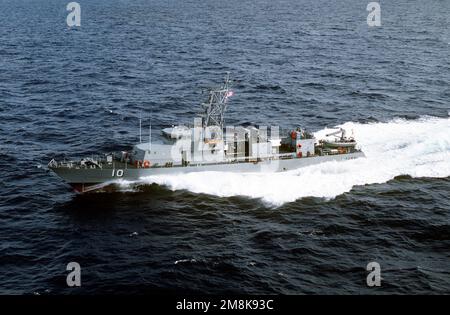 Une vue de l'avant-port du bateau de patrouille côtière USS FIREBOLT (PC-10) en cours au large de Key West, Floride en route vers les navires nouveau homeport de Little Creek base navale amphibie, Virginie Pays: Océan Atlantique (AOC) Banque D'Images