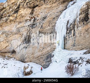 Elijah Weber monte sur la glace Boy Scout a évalué WI 4-5 dans les montagnes Ruby Banque D'Images