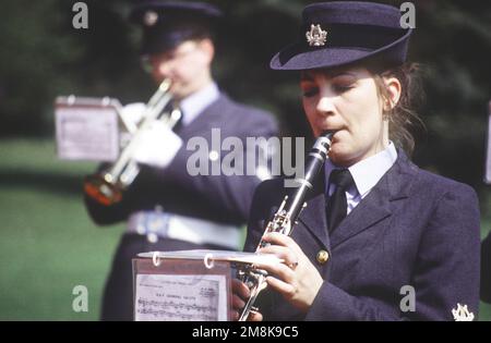 Un membre du groupe de la Royal Air Force joue 'Dieu Save the Queen', l'hymne national du Royaume-Uni, lors de la présentation des couleurs. Base: RAF Chicksands pays: Angleterre / Grande-Bretagne (ENG) Banque D'Images