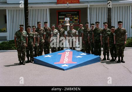 Extérieur, MLS, MG Frank Libutti, USMC, Commandant général 1st Marine Division et 18 membres de son personnel, tous en BDU, se trouvent sur les deux côtés d'une grande réplique du Patch et du Sceau DE LA MARINE DIVISION 1st. En arrière-plan derrière le personnel se trouve un panneau, "HEADQUARTERS 1st MARINE DIVISION (REIN) FLEET MARINE FORCE". Derrière le personnel se trouve une grande plaque montrant les décorations DE LA Division Marine DE 1st et la cloche d'un navire. La cloche est de l'USS WHARTON (AP-7) un transport de troupes de la deuxième Guerre mondiale. Le navire a été nommé en l'honneur du troisième commandant du corps des Marines, LTC Frank Wharton. Base: Corps de la marine base Camp Pendleton Stat Banque D'Images