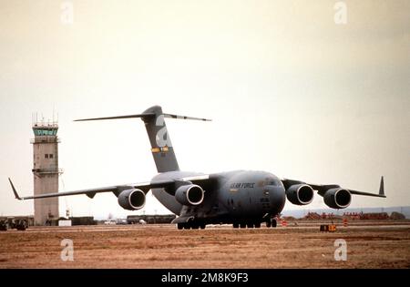 Vue de 3/4 sur le côté droit d'une US Air Force C-17 Globemaster III depuis la base aérienne de Charleston, SC, en taxi sur la bretelle après l'atterrissage au Roswell Industrial Air Center pendant l'exercice annuel de défense aérienne. Objet opération/série: ROVING SANDS '95 base: Roswell État: Nouveau Mexique (NM) pays: États-Unis d'Amérique (USA) Banque D'Images