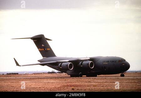 Vue du côté droit d'un C-17 Globemaster III de l'US Air Force depuis la base aérienne de Charleston, SC, en taxi sur la bretelle après l'atterrissage au Roswell Industrial Air Center pendant l'exercice annuel de défense aérienne. Objet opération/série: ROVING SANDS '95 base: Roswell État: Nouveau Mexique (NM) pays: États-Unis d'Amérique (USA) Banque D'Images