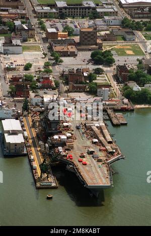 Un arc aérien oblique élevé en vue du porte-avions À propulsion nucléaire JOHN C. STENNIS (CVN-74) est attaché à l'une des jetées d'aménagement. Le navire en est aux derniers stades de construction à la Newport News Shipbuilding and Dry Dock Corporation sur la rivière James et sera mis en service cet hiver. Base: Newport News État: Virginie (va) pays: Etats-Unis d'Amérique (USA) Banque D'Images